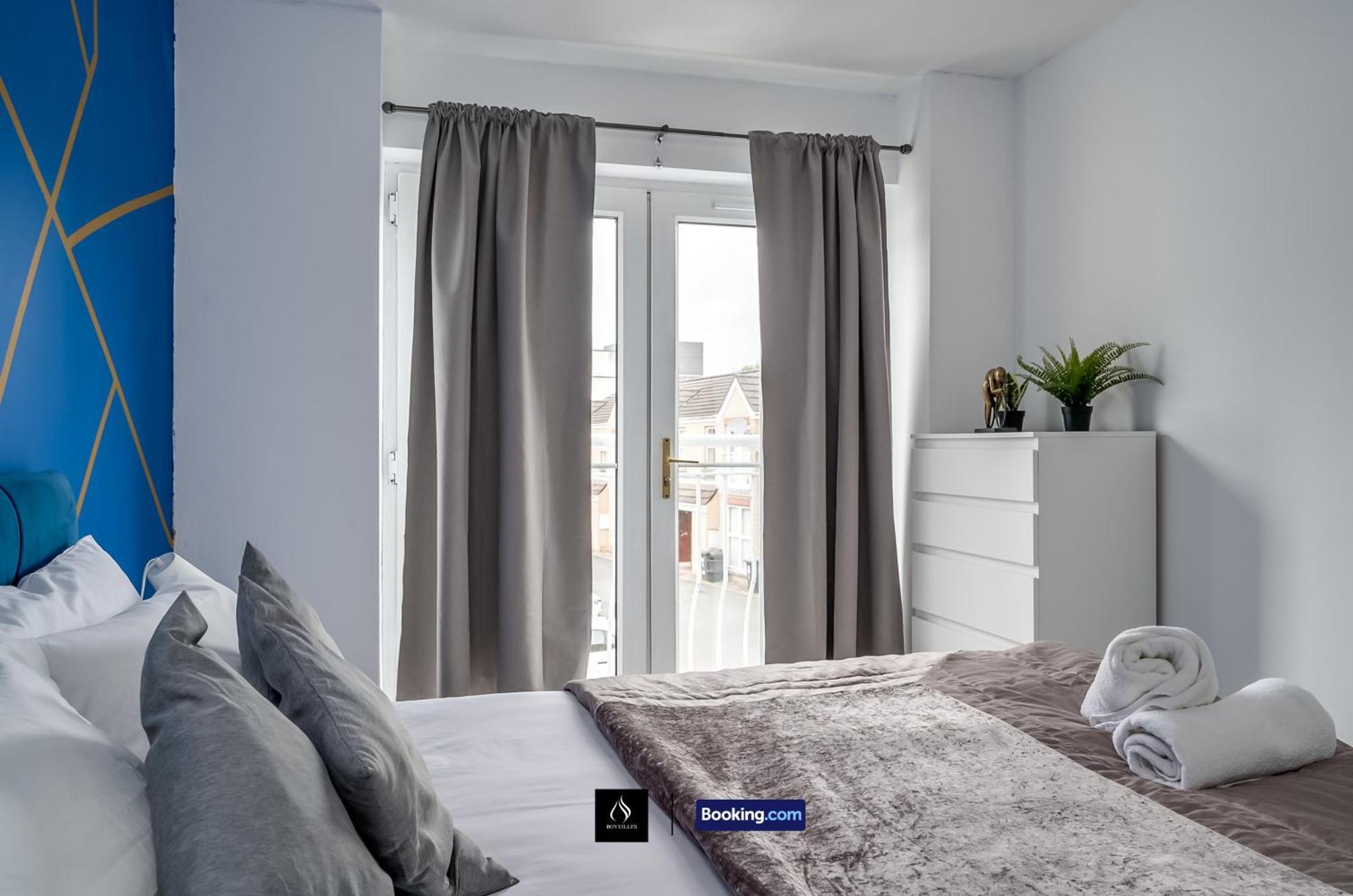 2 Bed House By Boyeilles Apartments Short Lets & Serviced Accommodation Belfast With Balcony & Free Parking Exterior foto