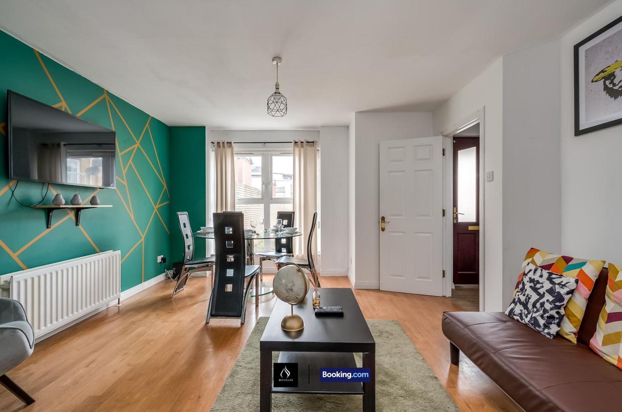 2 Bed House By Boyeilles Apartments Short Lets & Serviced Accommodation Belfast With Balcony & Free Parking Exterior foto